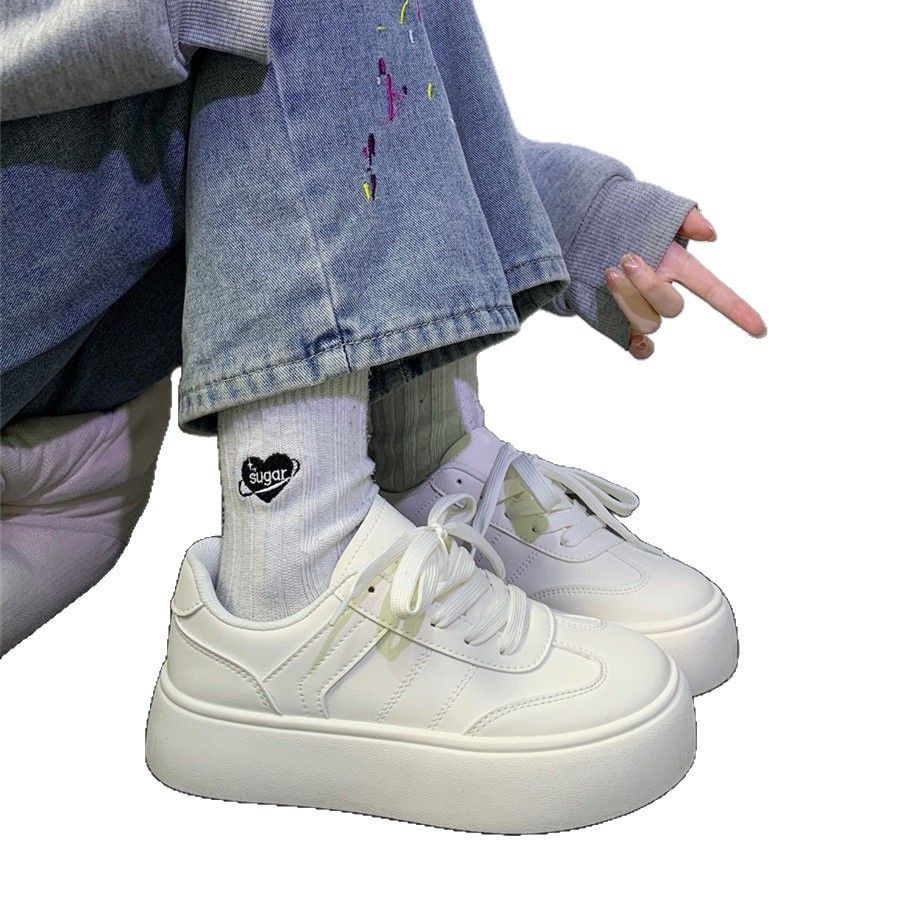 Zapatos casuales de suela gruesa para mujeres 2025 primavera nuevos zapatos blancos para mujeres muffin base universal zapatos deportivos cómodos transpirables