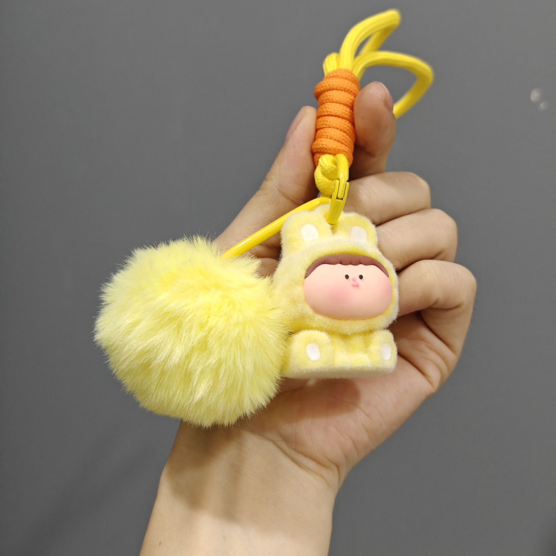 Caricatura floc amarelis llavero de automóvil pareja colgante bolsos creativos colgar garra máquina regalos al por mayor