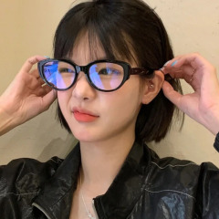 女性用のヨーロッパとアメリカンスタイルのキャットアイフラットメガネ、インターネットセレブの無地の写真撮影、レトロな抗青色光メガネ、近視メガネフレームと組み合わせることができます
