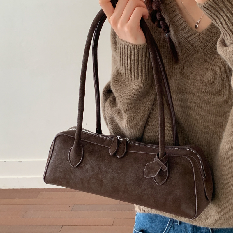 Große Wildleder-Baguette-Tasche für Damen, 2026, neuer trendiger matter Retro-Stil, einseitig schulterfrei, ideal für Pendler, mit Kissenbezug._voghion.com