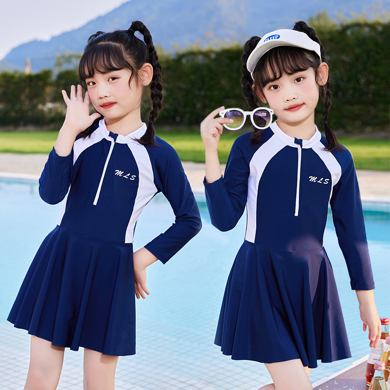 女の子の水着の長袖の控えめなワンピースは温泉に入ります。学生は水着を訓練します。|undefined