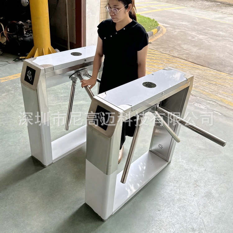 不锈钢桥式三辊闸人员通道闸机进出设备半高手动单向旋转门禁厂家