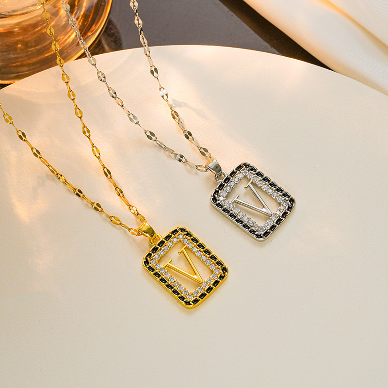 Collier avec pendentif lettre v en acier inoxydable minimaliste_voghion.com