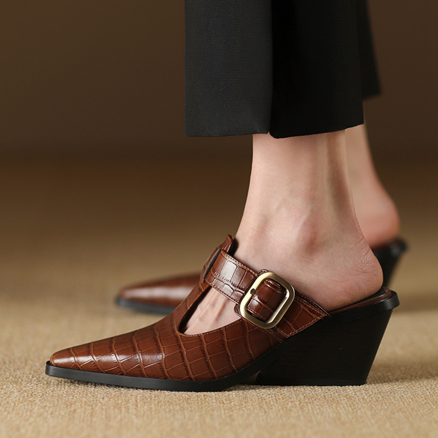 Dép sandal nữ mũi nhọn quai hậu khóa kim gót dày — màu nâu