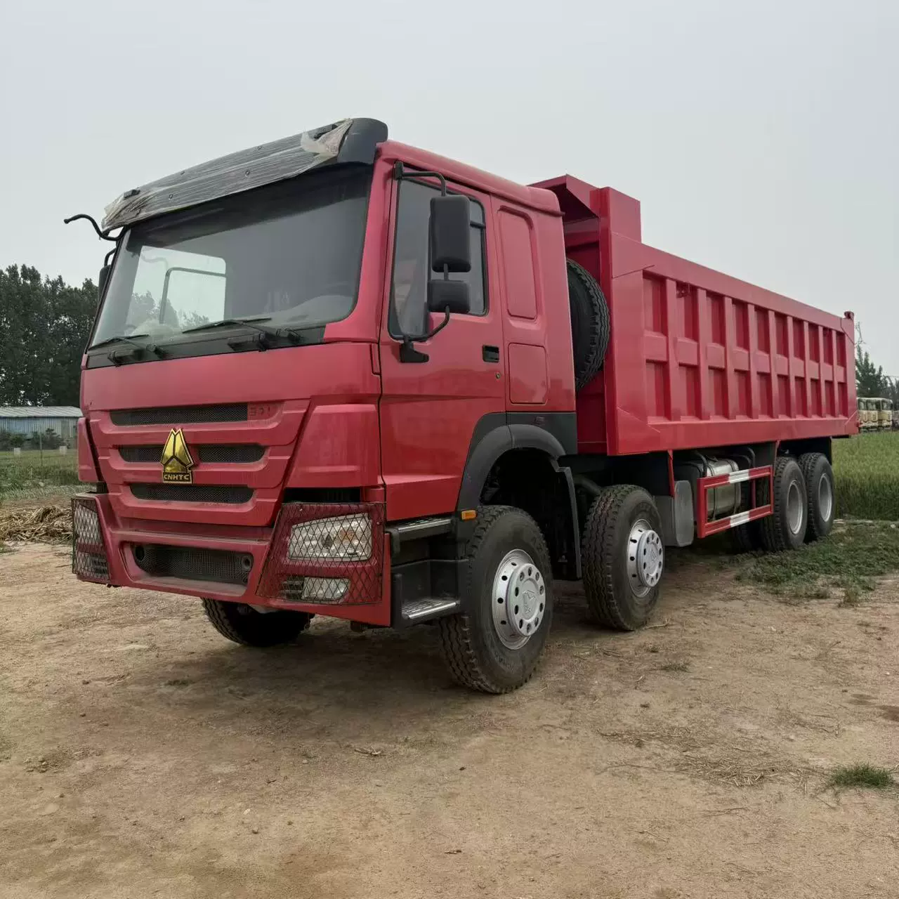 Трансграничный экспорт подержанных самосвалов HOWO 371 и 375 л.с. с задним восьмиколесным ходом для горных работ и транспортировки земли с задним поворотом.