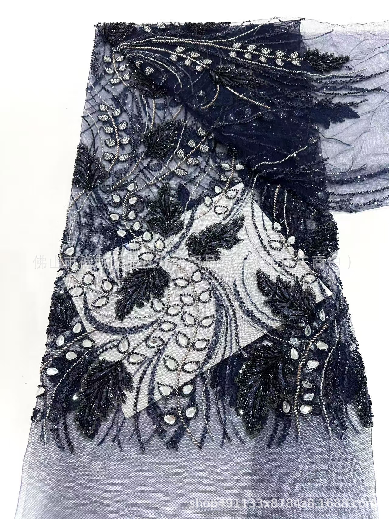 Hecho a mano DIY contraposición tubo de perlas bordado tela de cena de moda europea y americana V-collar tela de vestido de cola de pez