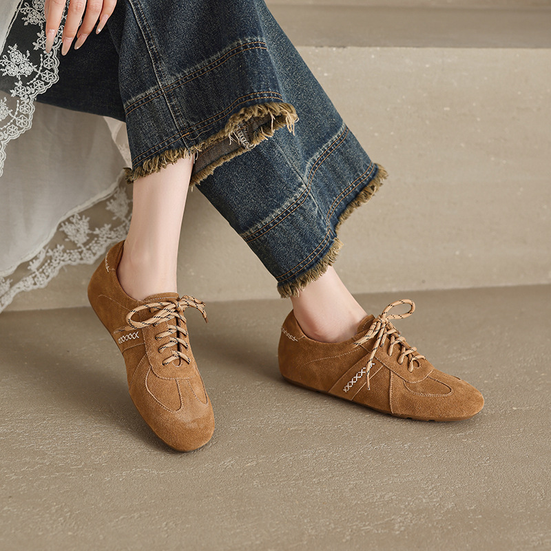 Giày sneaker nữ cổ điển mũi tròn chất liệu da lộn, đế tăng chiều cao, dây buộc — màu nâu