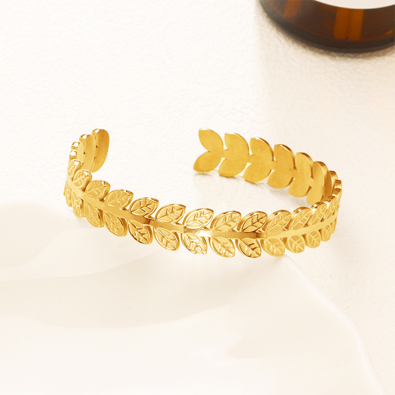 Fábrica en stock al por mayor de Europa y América transfronteriza de acero inoxidable en forma de C pulsera abierta ajustable chapado en oro 18K personalidad no se desvanece