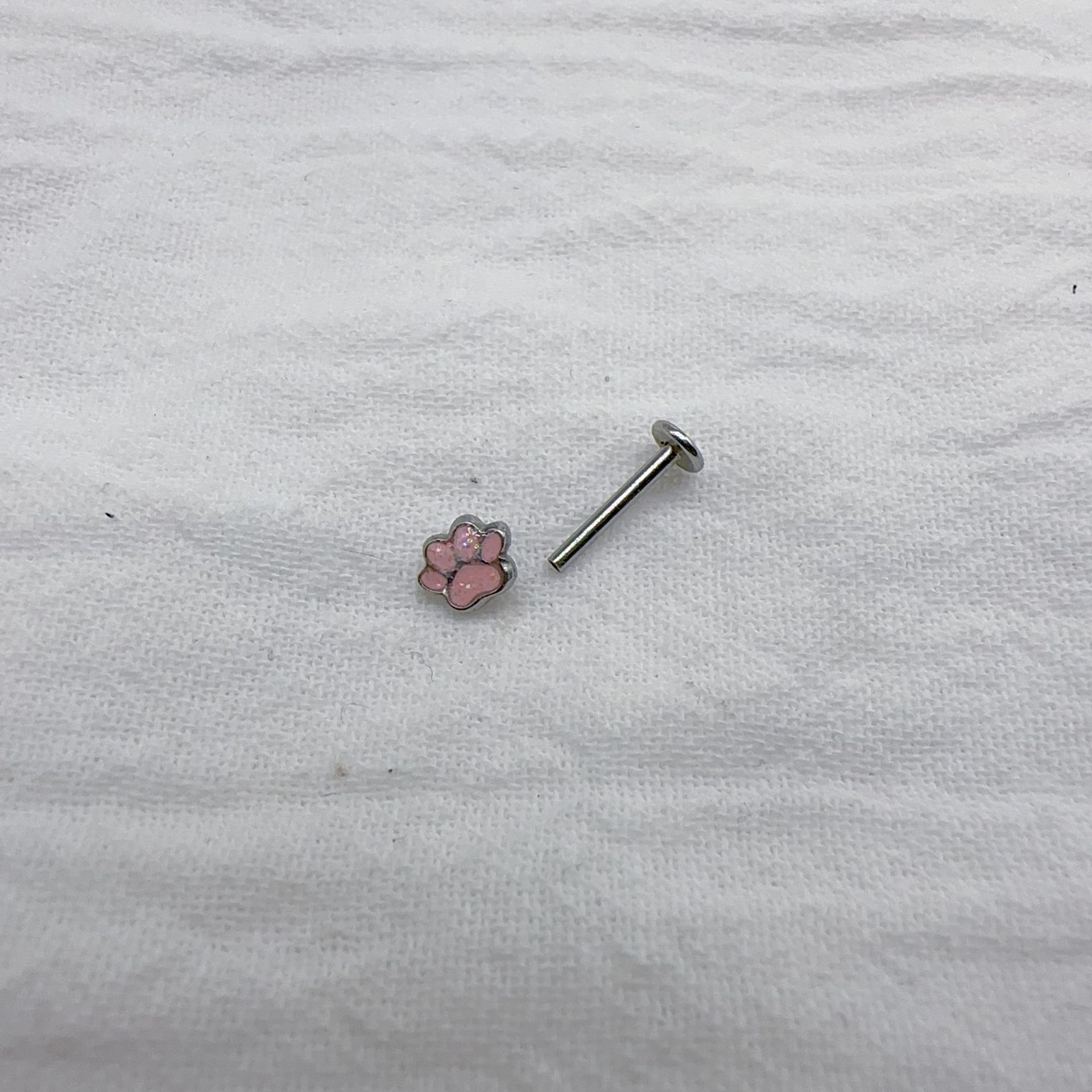 Rosa björntass läpp- och broskpiercing i titanstål_voghion.com