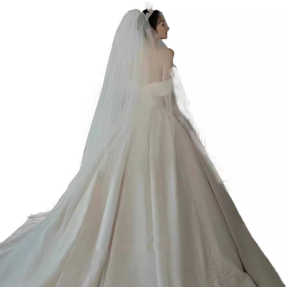 Vestido de novia principal al estilo de Gao Luo, nuevo modelo 2026, estilo retro francés de satén con hombros descubiertos para novias pequeñas, disponible para venta al por mayor.