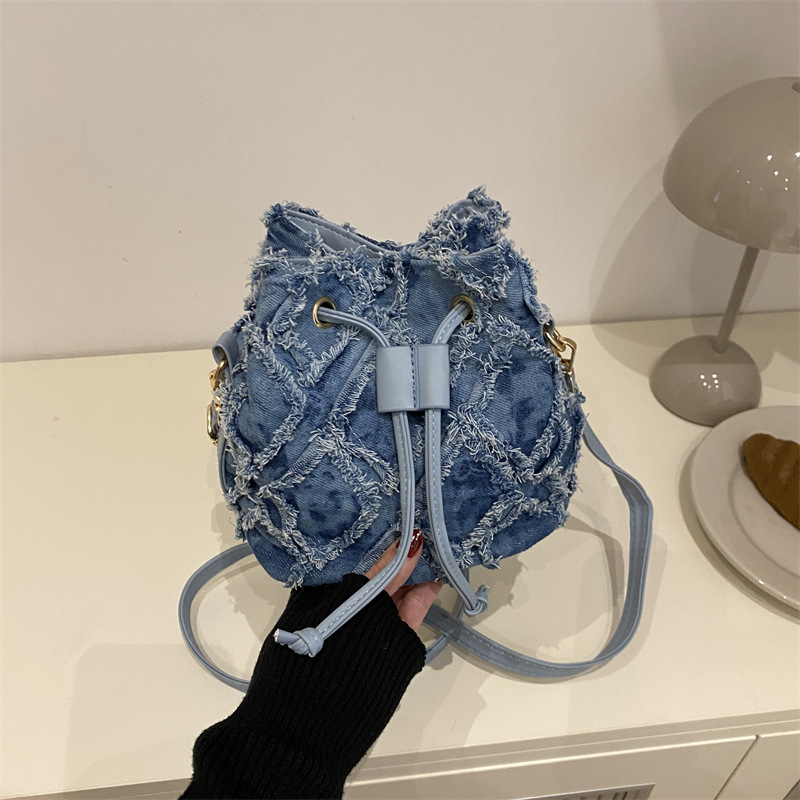 Bolso de diseño de nicho para mujeres 2025, nueva moda de moda, cadena de jeans, bolso de hombro, bolso de cubo relajado