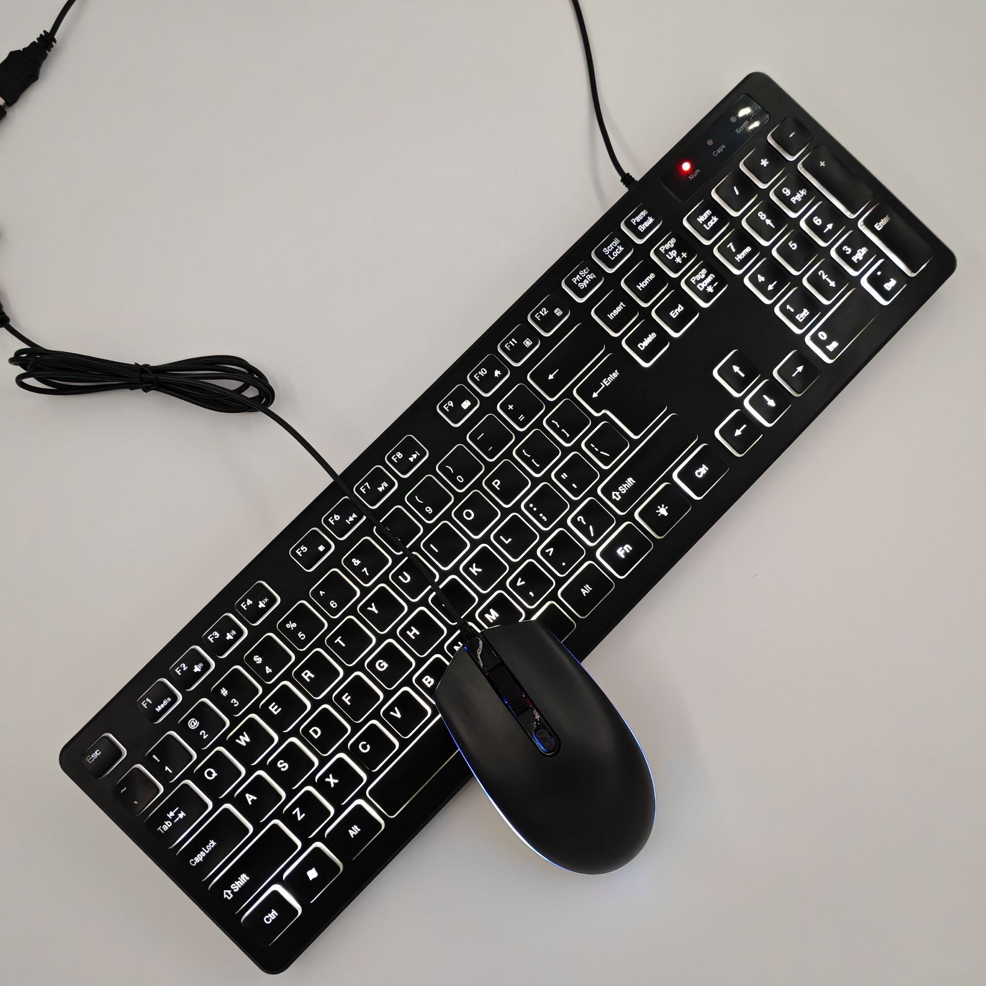 Комплект клавиатуры и мыши в английской версии с белой подсветкой