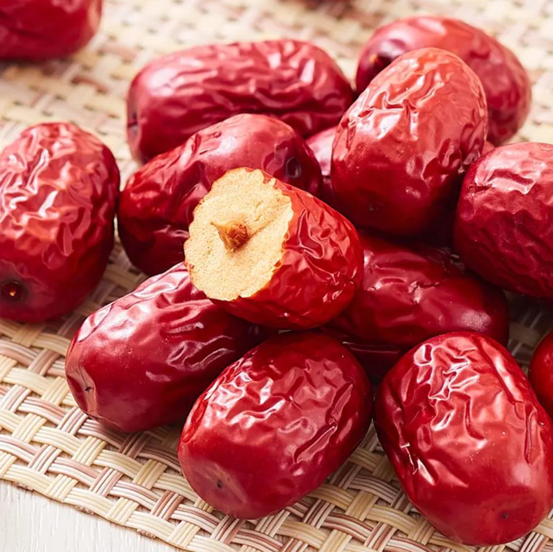 Dried Jujube Da Zao 500g Chinese Red Dates Whole Fruit Herbal Tea and Soup Ingredient in use