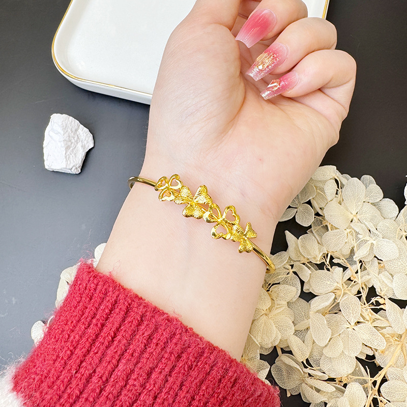 Ins nuevo producto de brazalete de trébol hueco ajuste de brazalete de aleación de cobre de alta preservación de color nicho joyería de lujo ligera