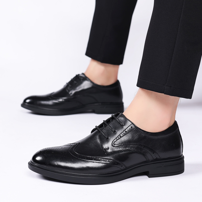 Zapatos de cuero de los nuevos hombres de la primera capa de piel de vaca brogue de cuero tallado estilo británico de los hombres ocasionales zapatos de los hombres de punta de fondo suave