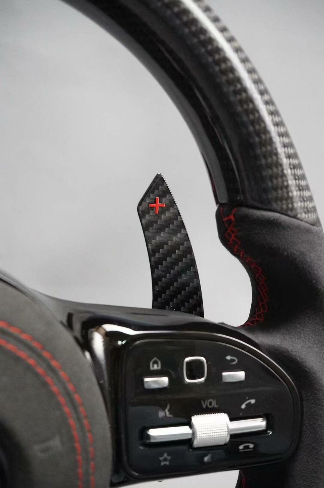 Suitable for Mercedes-Benz older models, this is a new AMG carbon fiber steering wheel with an alcantara suede finish, designed for the A-Class and E-Class models