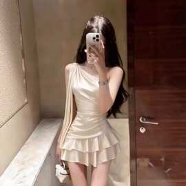 海边度假斜肩露背连衣裙女2026夏季新款飘带收腰短裙气质显瘦裙子