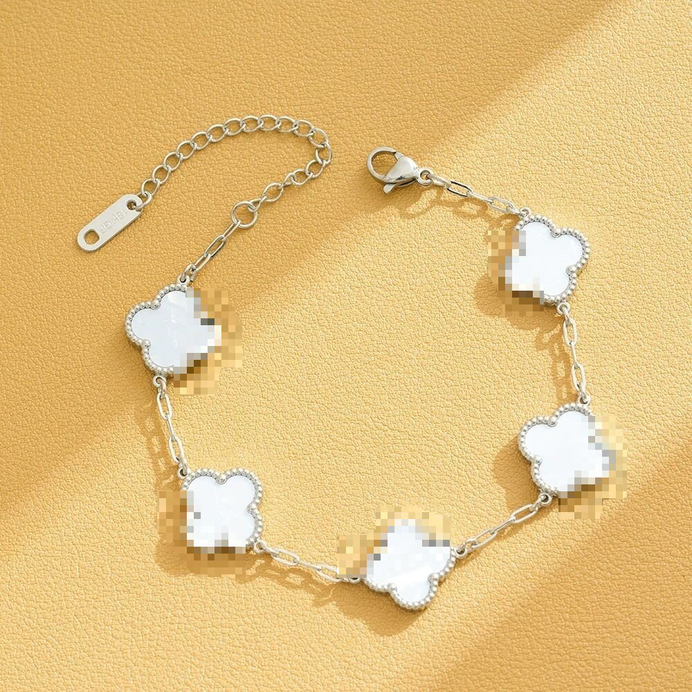 Pulsera de trébol de acero titanium vendedora caliente transfronteriza europea y americana con incrustaciones de concha pulsera colgante pulsera de diseño avanzado sin desvanecimiento al por mayor