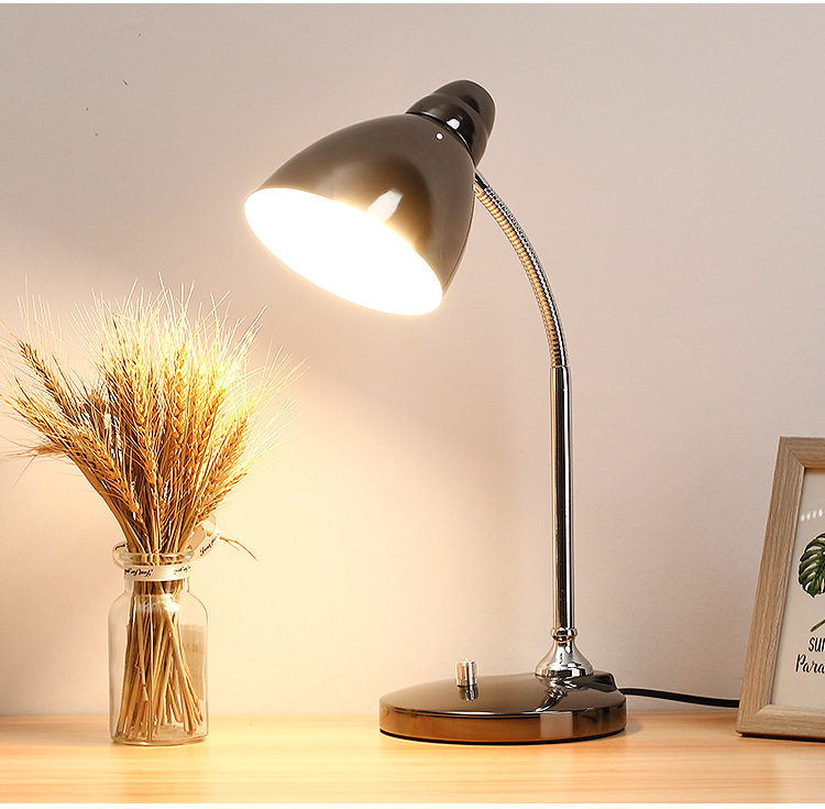 Clásica vieja lámpara de mesa de metal escritorio para aprender enchufe de ojo enchufe eléctrico estudio delicado tornillo de bombilla intercambiable