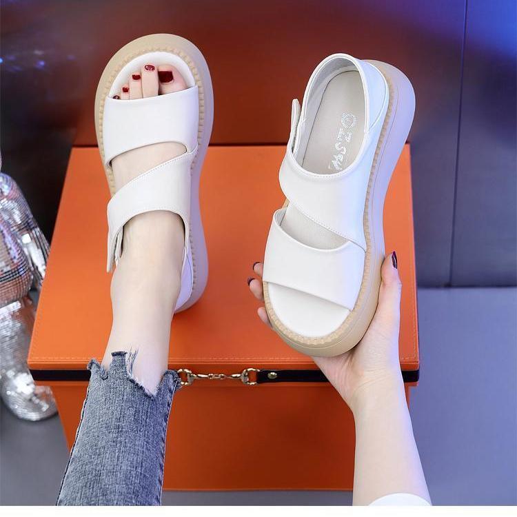 Sandalias romanas de verano para mujeres 2024 nuevas muffins de suela gruesa delgada de suela suave casual fragante zapatos de playa de tacón plano para mujeres