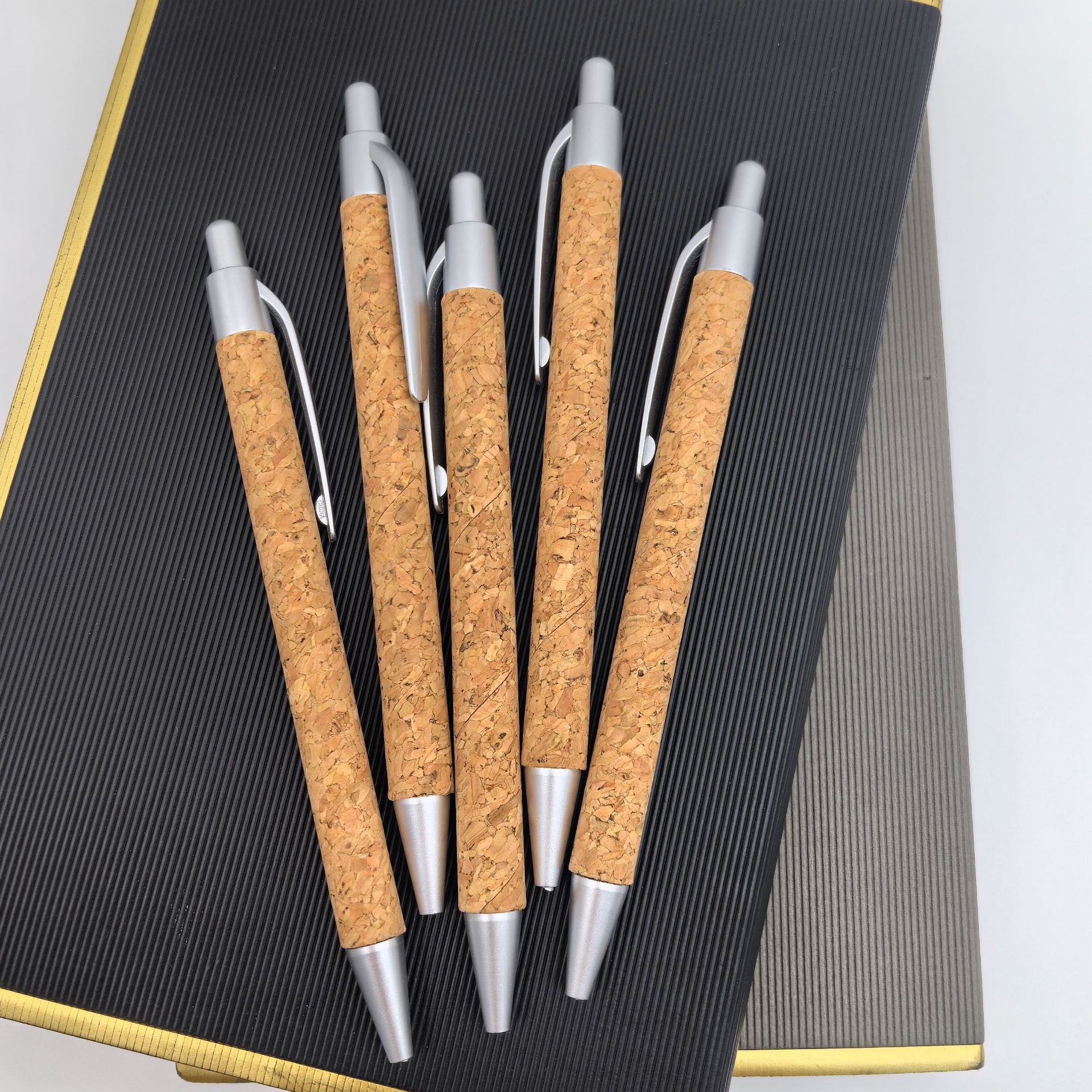Presione el bolígrafo de corcho, el bolígrafo publicitario de protección ambiental de la nueva era, el bolígrafo de tubo de papel de corcho, el bolígrafo publicitario plateado, el logotipo se puede imprimir