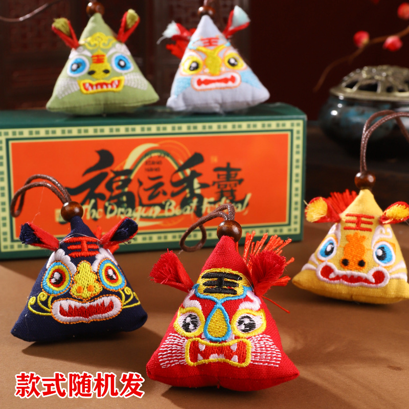 Bolsita del Festival del Bote del Dragón Bolso repelente de mosquitos de estilo chino Bolso Bolsa de la suerte Bordado tridimensional Bolsita de ajenjo de tigre Coche