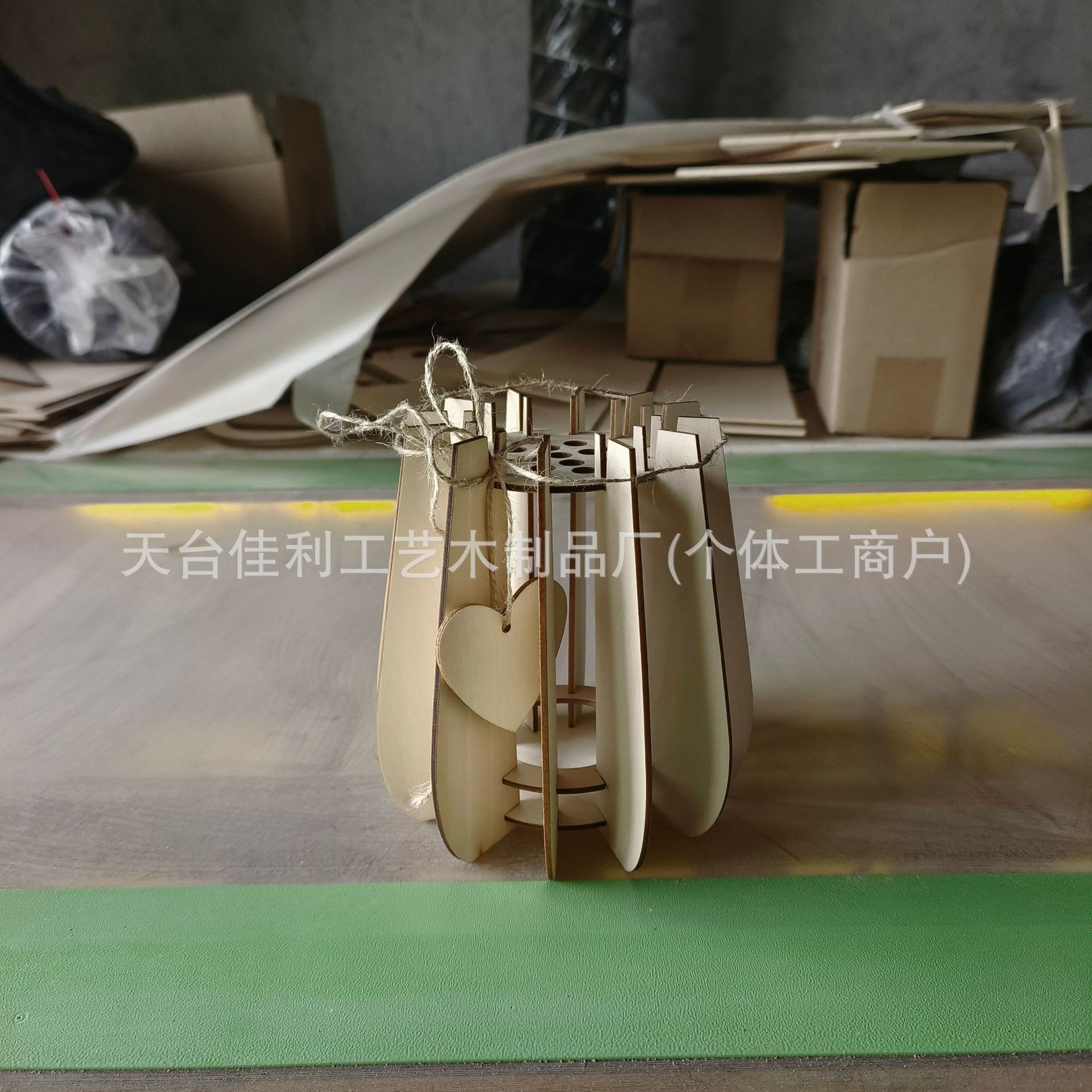 밧줄과 사랑의 참피나무가 있는 수직 꽃병