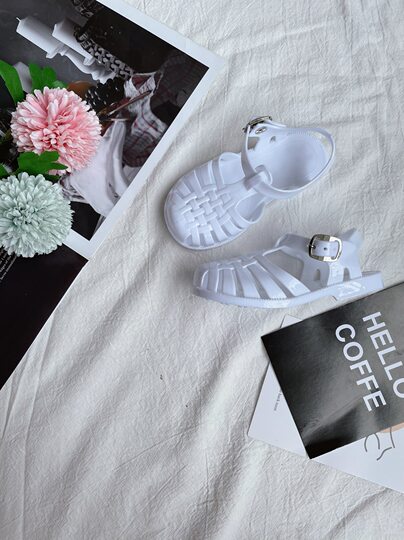 New candy-colored Roman sandals for elementary school students fragrant jelly beach closed toe sandals snap-on easy to wear