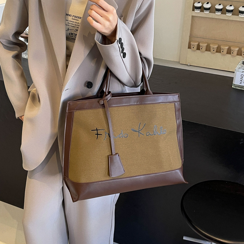 Retro de alta calidad portátil de gran capacidad para las mujeres 2024 nueva moda lienzo contraste color viajero hombro bolsa