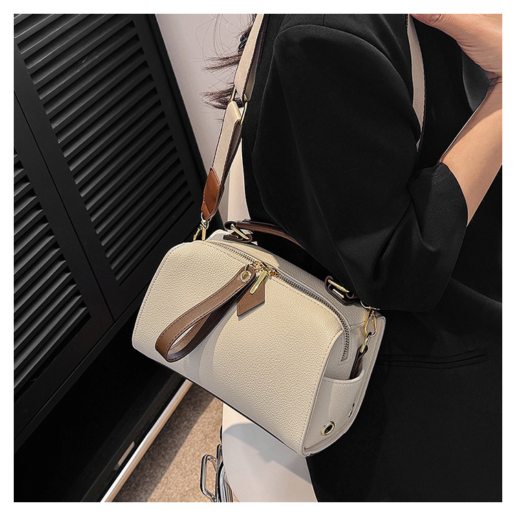 Women's Pu Leather Solid Color Elegant Pillow Shape Zipper Handbag display picture 4