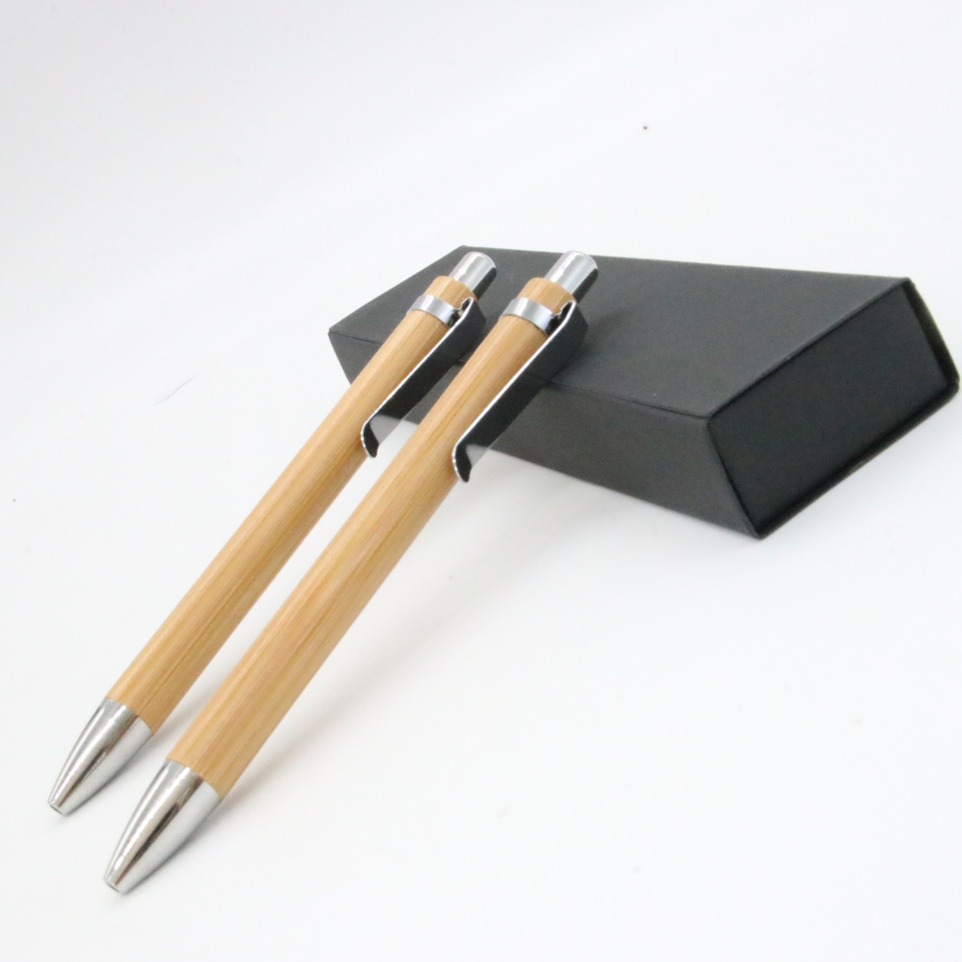 Traje de la pluma de bambú en stock empuje pluma medio aceite bolígrafo publicidad promoción regalo pluma caja de regalo