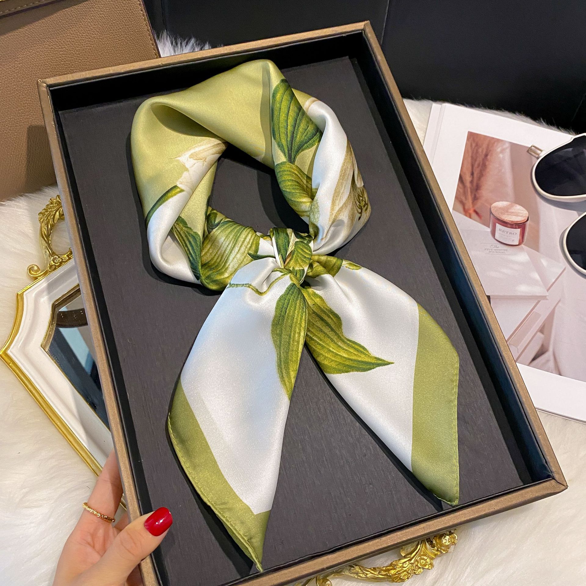 Foulard in raso versatile per donna quadrato effetto seta_voghion.com
