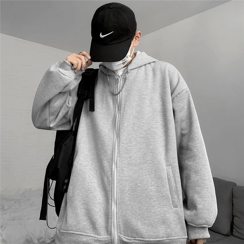 A must-have for early autumn: a pure gray coat