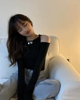 设计感辣妹露肩T恤女秋季2025年新款长袖修身打底衫内搭学生上衣