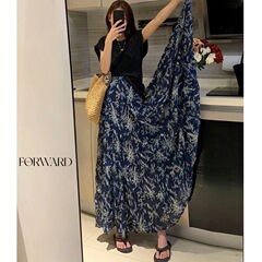超巨大スカート ~ レトロなスカートの女性の多層は花の長いスカートをつづり合わせて見せます。