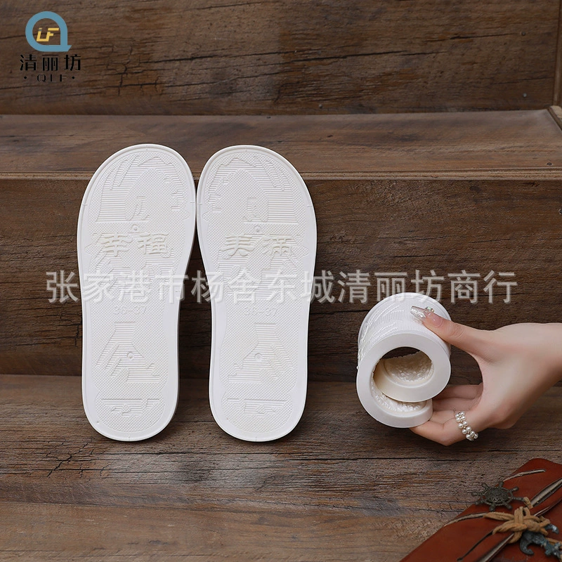 Мягкий ПВХ, высокоэластичный и бесшумный. Нескользящий и износостойкий, расширенный и вечный благоприятный материал для обуви «облако», который не повреждает пол и скользящая подошва.