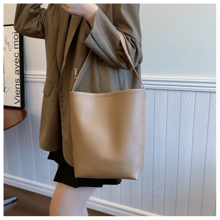 Solid color Tote bag 2024 new style, high-end, large-capacity single-shoulder versatile, niche women's bag, casual and simple bucket bag undefined