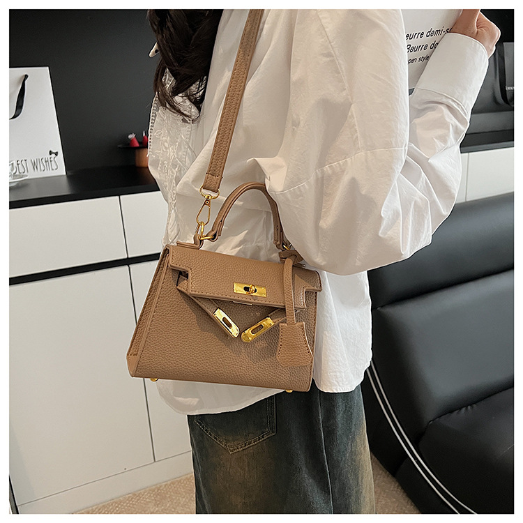 This year, a new women's casual summer single-shoulder crossbody bag with a niche design is in vogue. The hand-held small square bag is popular undefined