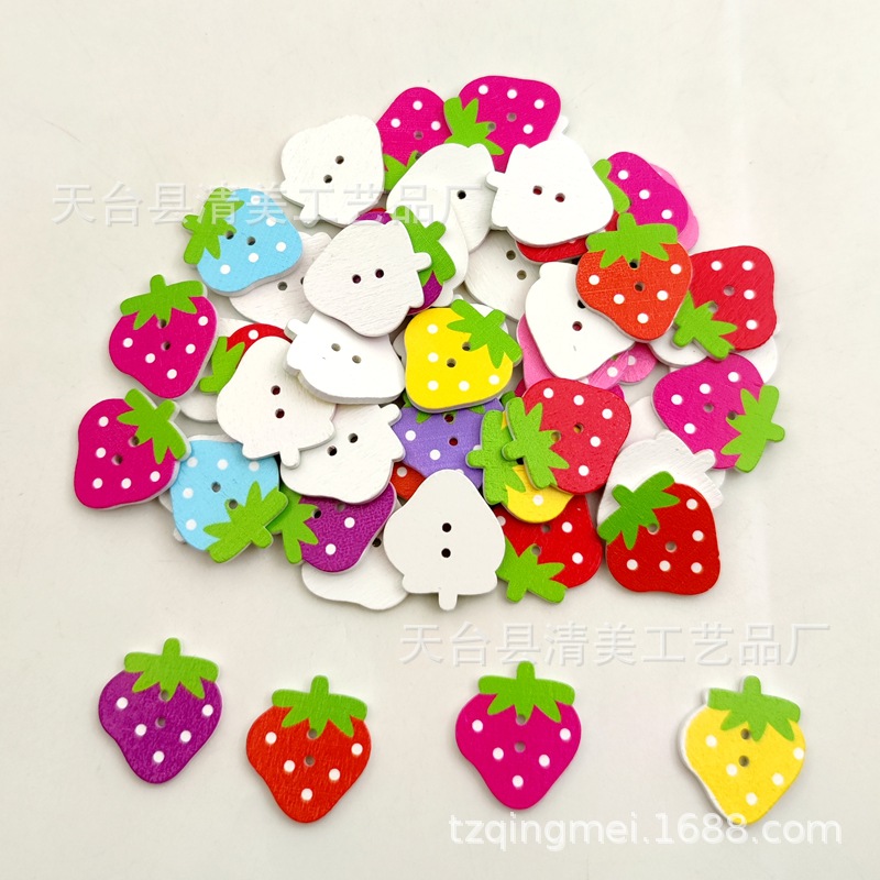 Botón en forma de fresa hebilla de madera de color accesorios de ropa para niños hebilla de dibujos animados material de bricolaje 50 paquetes