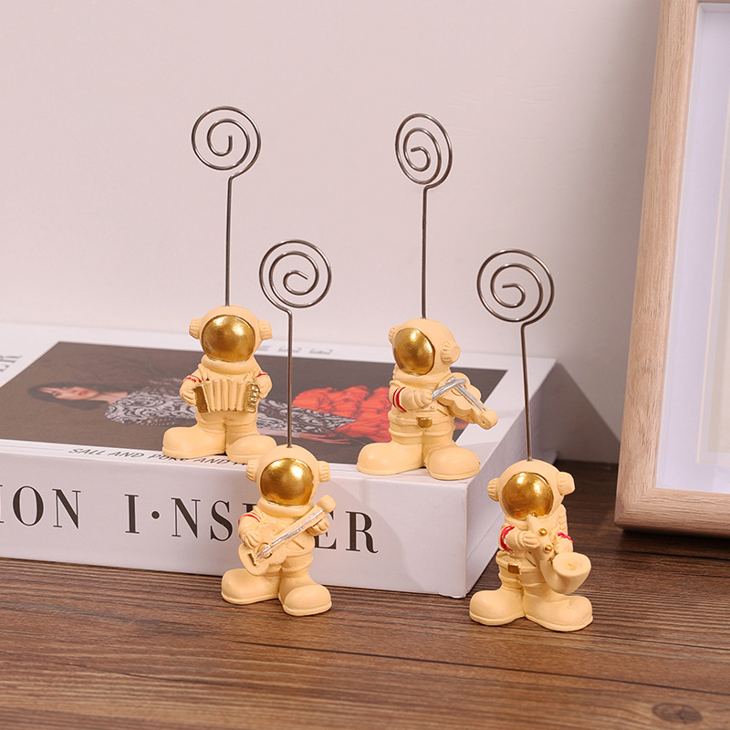 Creative three-dimensional mini astronaut spaceman business card holder desktop photo holder desktop small ornaments resin crafts