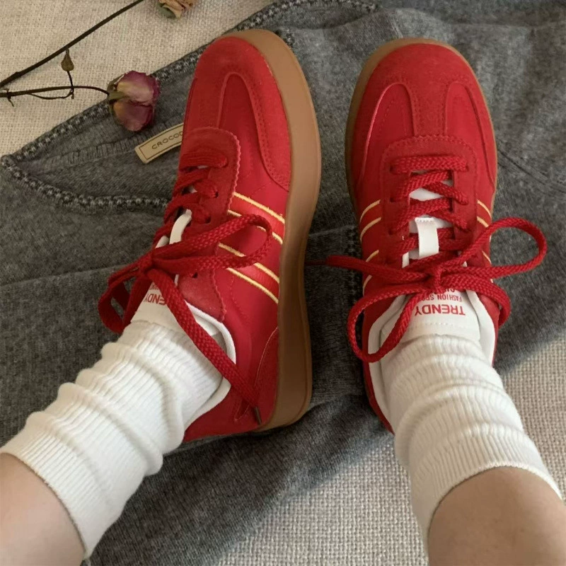 Китайские красные моральные тренировочные туфли большого размера для женщин, весна-осень 2025, новые легкие кроссовки с круглым носком на шнуровке, спортивные повседневные белые туфли