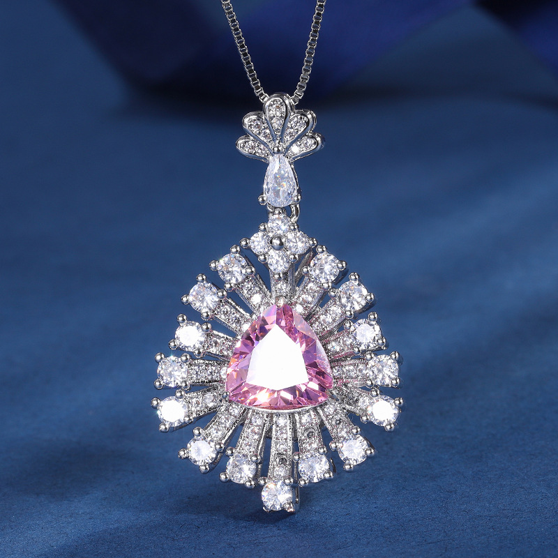 Zhuang sheng joyería europea y americana retro simulación colorido tesoro grasa triángulo hueco con incrustaciones de temperamento colgante collar 10*10