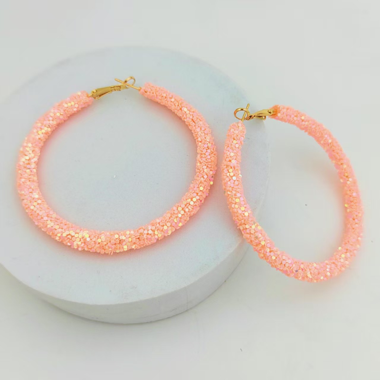 欧米風誇張スパンコール大丸型イヤリング　おしゃれなカラフルスパンコールキャンディーカラー個性派レディースイヤリング