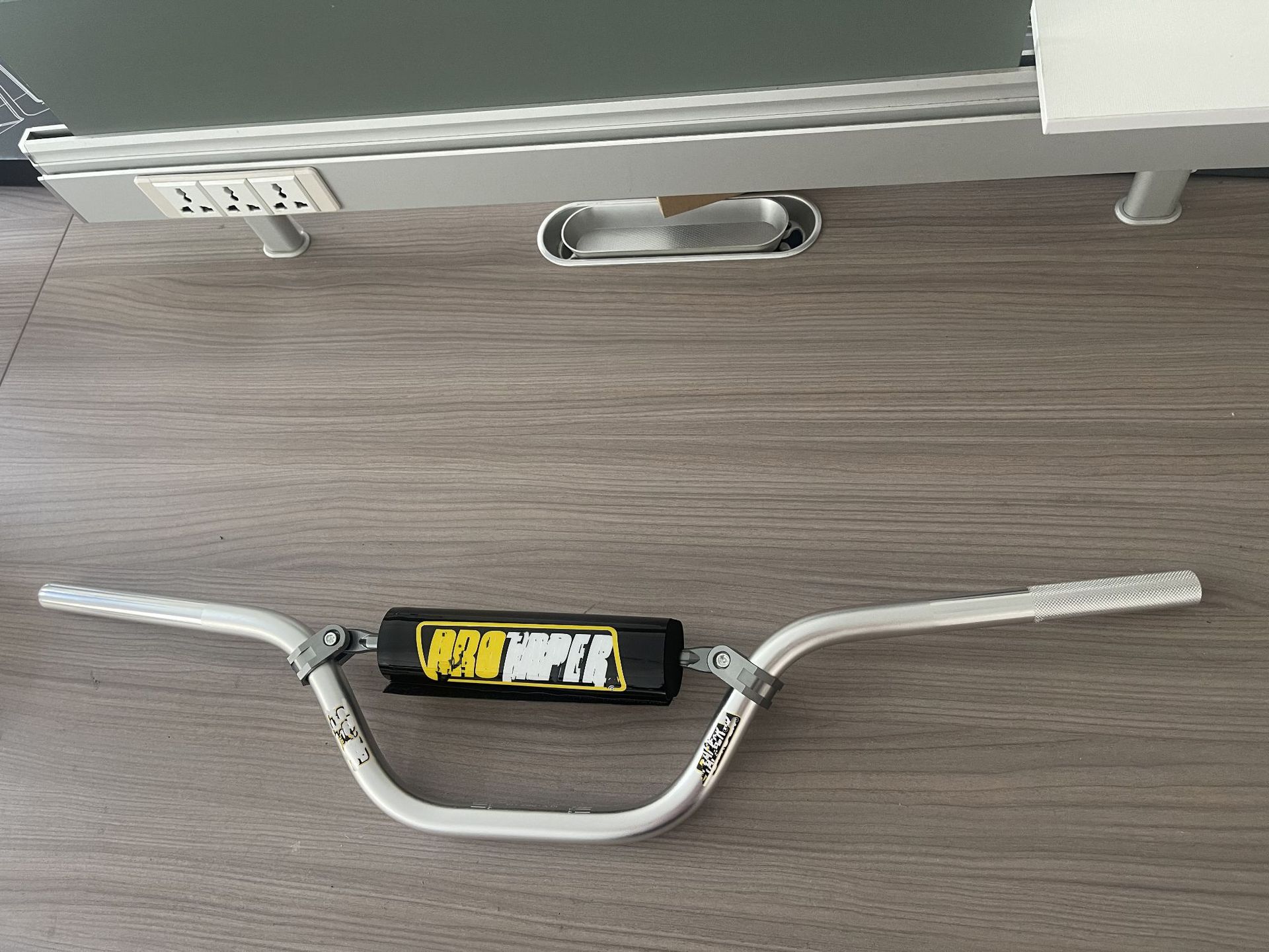 Aplicable a la modificación general de la motocicleta todoterreno manillar de diámetro reducido manillar direccional de aleación de aluminio 28mm manillar de poste de grifo