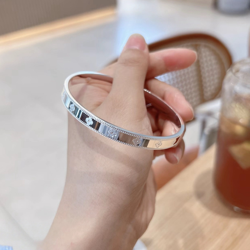 New Kaleidoscope Closed Bracelet Lucky Four-Leaf Clover 9999 Bracelet Solid Simple Versatile High-End Bracelet New Kaleidoscope Closed Bracelet Lucky Four-Leaf Clover 9999 Bracelet Solid Simple Versatile High-End Bracelet