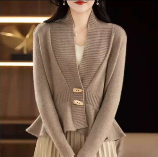 European cashmere cardigan women's autumn and winter V-neck solid color horn buckle knitted sweater women's thickened sweater short coat