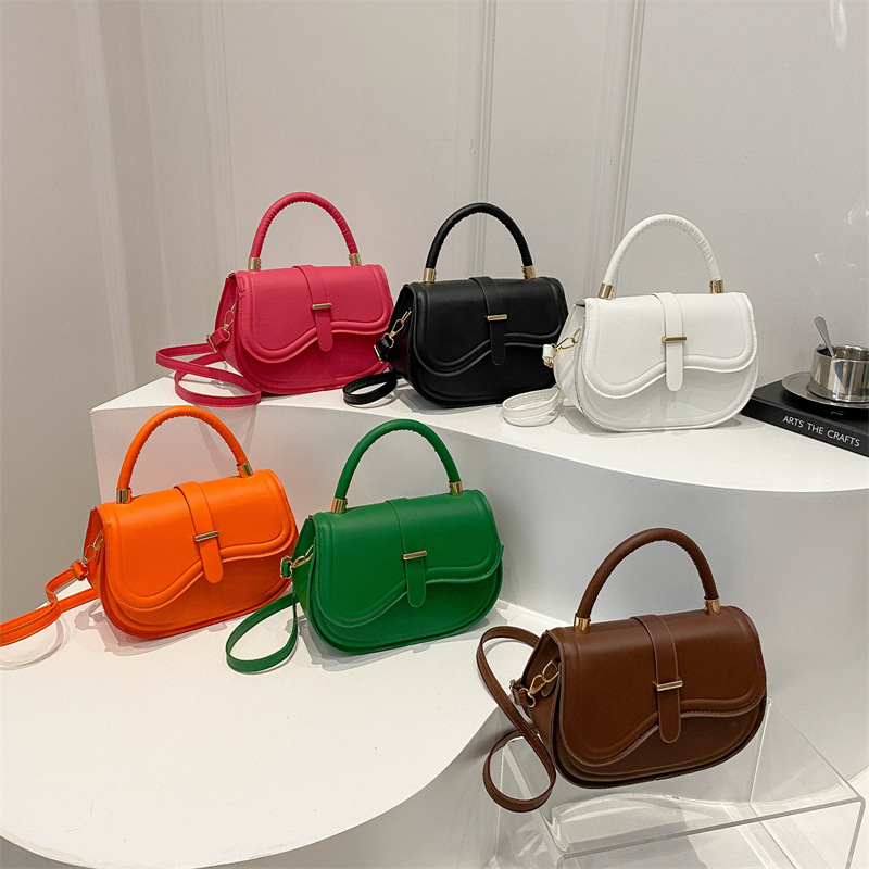 Bolsa de silla de colores caramelo 2024 primavera nueva moda de color sólido bolso de hombro inclinado