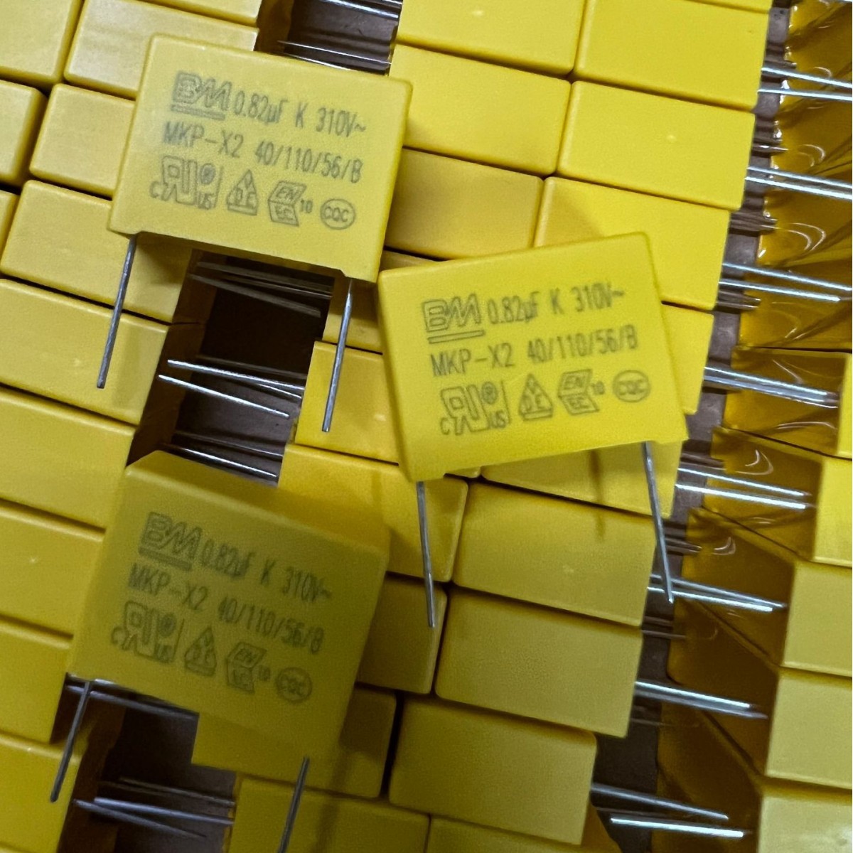 安规电容824  0.82uf  275V～ 脚距：22.5mm