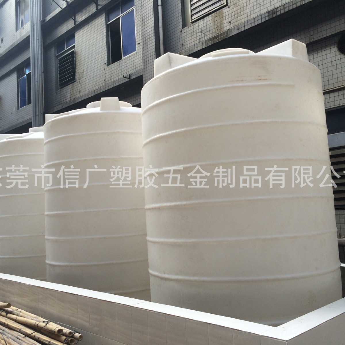 信广滚塑生产大型塑胶水塔，高级塑料白色水塔，1-40吨水塔