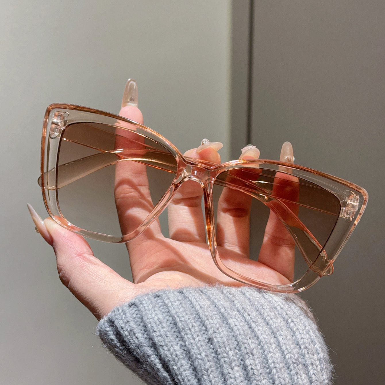 차 조각이 있는 투명한 차 프레임